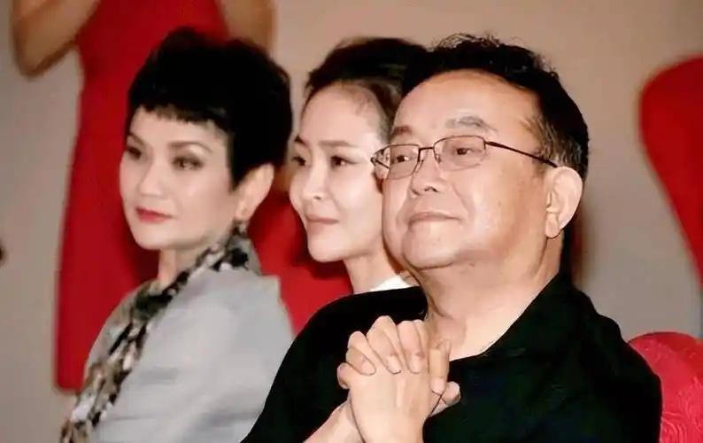 聂卫平走了，漫天的悼念声里，人们没等来前妻王静的一句话，却刷到了大舅哥王刚的微博