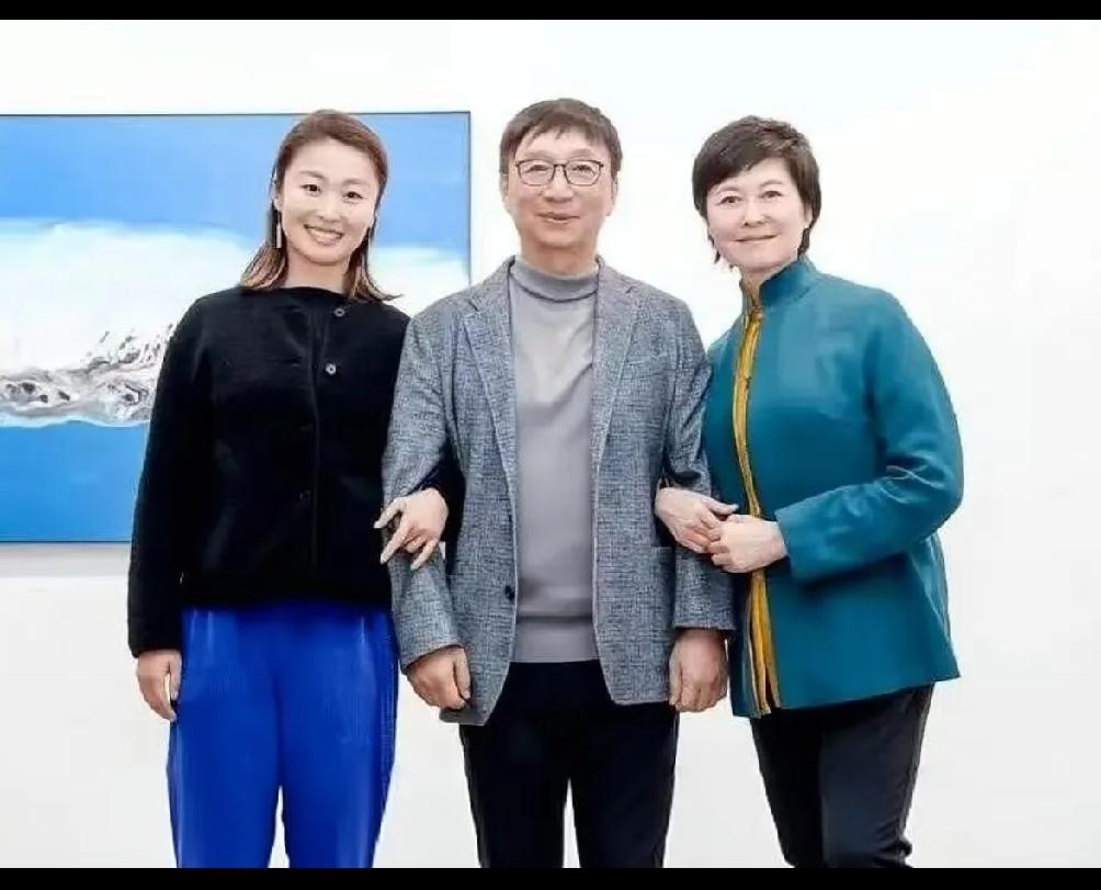 幸福的瞬间，定格在2023年敬一丹全家人的合照里。一家人其乐融融，曾经多么温馨的