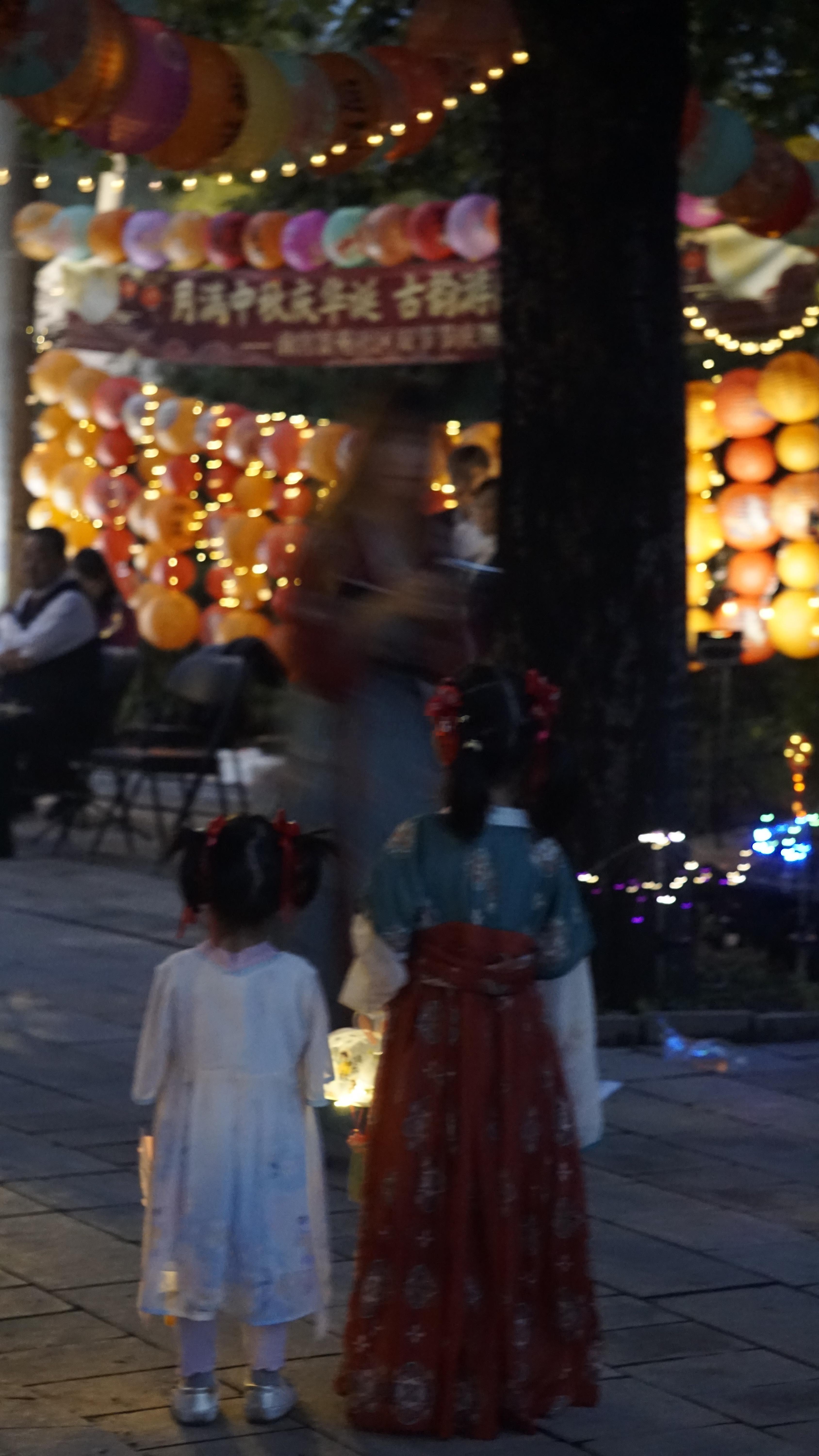 又是一年中秋节，居委会招募活动参与，我让姐姐报名，背诵了水调歌头，重在参与，提升