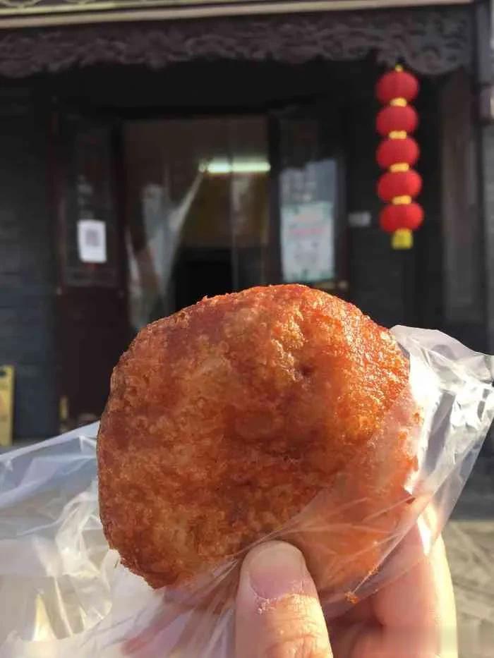 #我的美食日志# 
法海寺炸糕，吃了做梦都在流口水，2.5r/个
有黄米的炸糕还