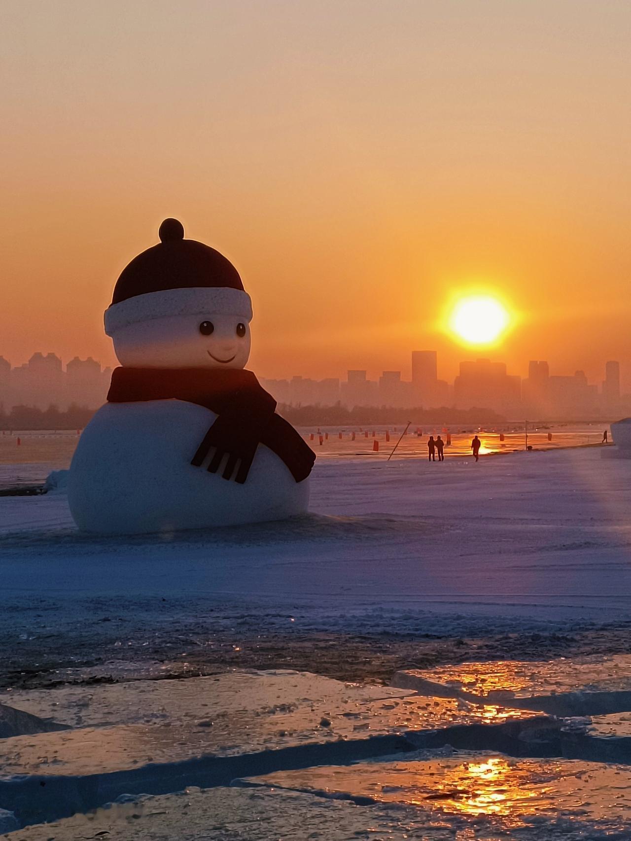 哈尔滨钻石海的日落，好美。
很多外地游客也都来此拍摄。长枪短炮，只为这一刻。
现