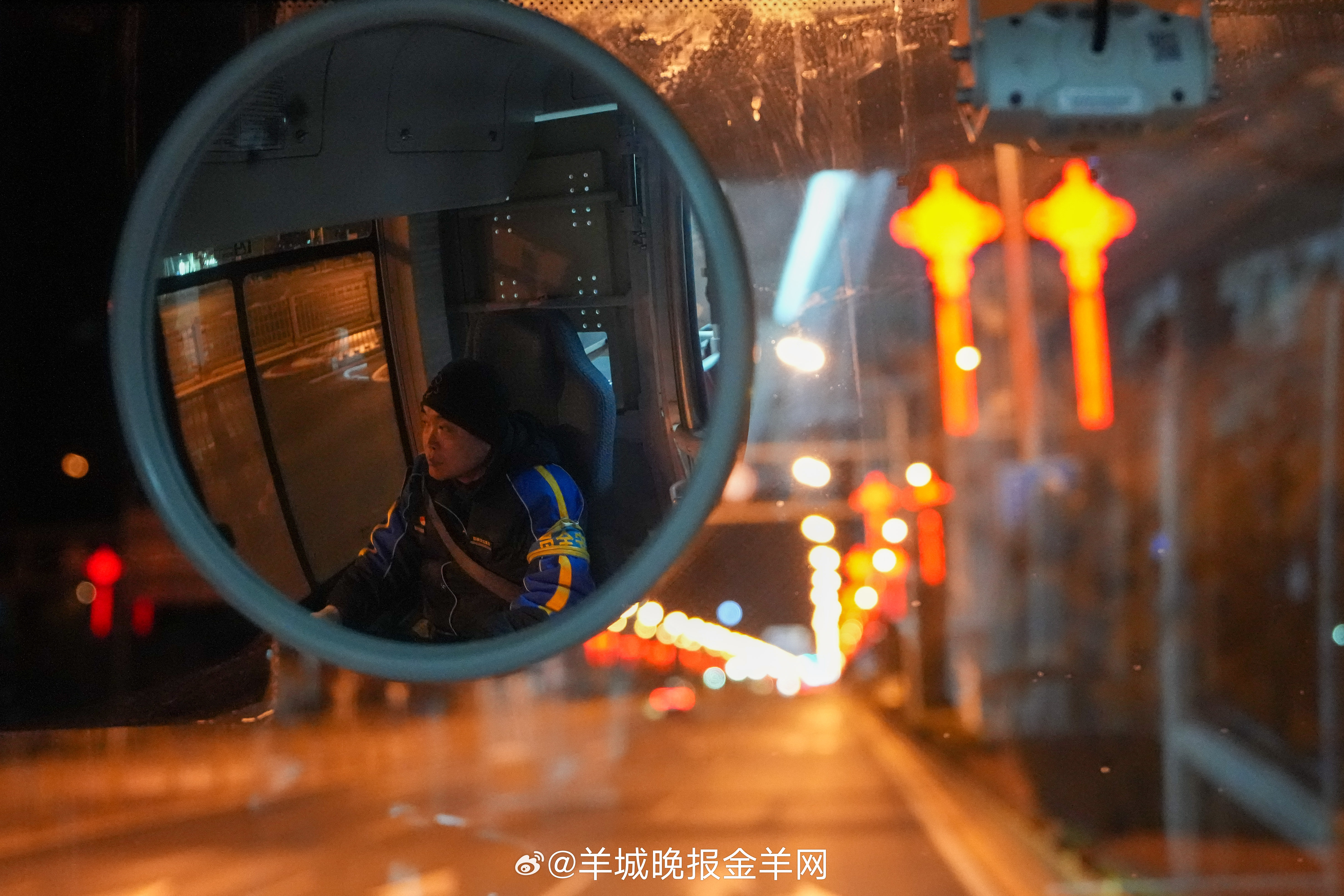 #晚安# 月亮爬过屋脊的时候，把你的疲惫都收进银色的布袋里带走了。现在你只剩下一