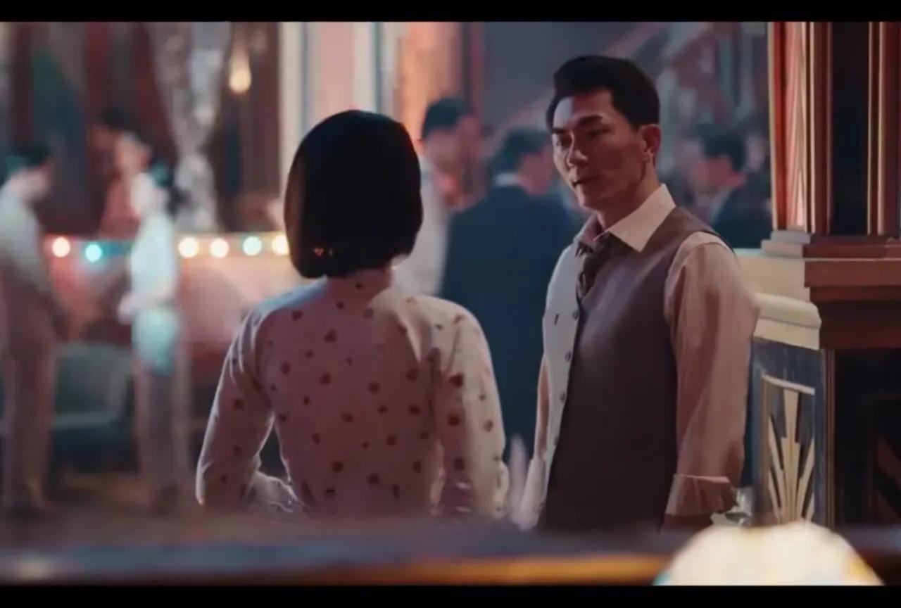 追剧《灼灼韶华》  韶华在站柜台卖钢笔被星探发现她，邀她去做演员，韶华拒绝了，星
