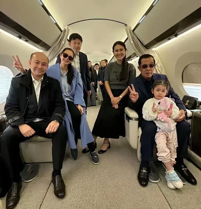 用爱国情怀，来呼吁大家团结，泰国文化部长为泰党党魁佩通坦高调亮相。
她再次表明了