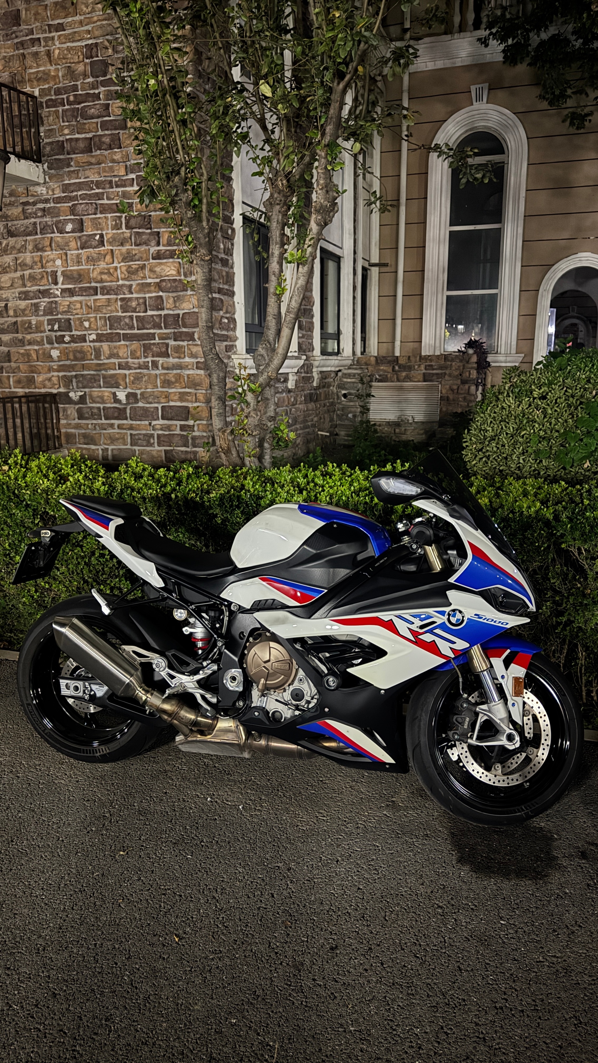 小区里的宝马S1000RR🤩，是一位小姐姐的，想认识骑一下大v聊车摩托车宝马s