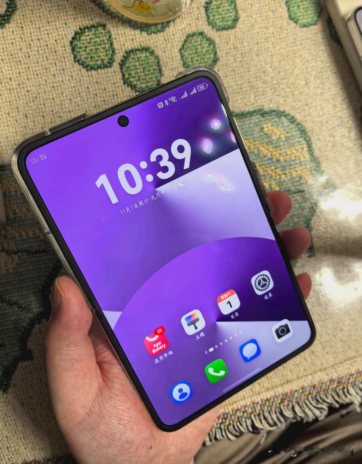 想给老婆买一部手机，她却说不要!
她的手机用了快3年了，电池已经很不耐用，我一直