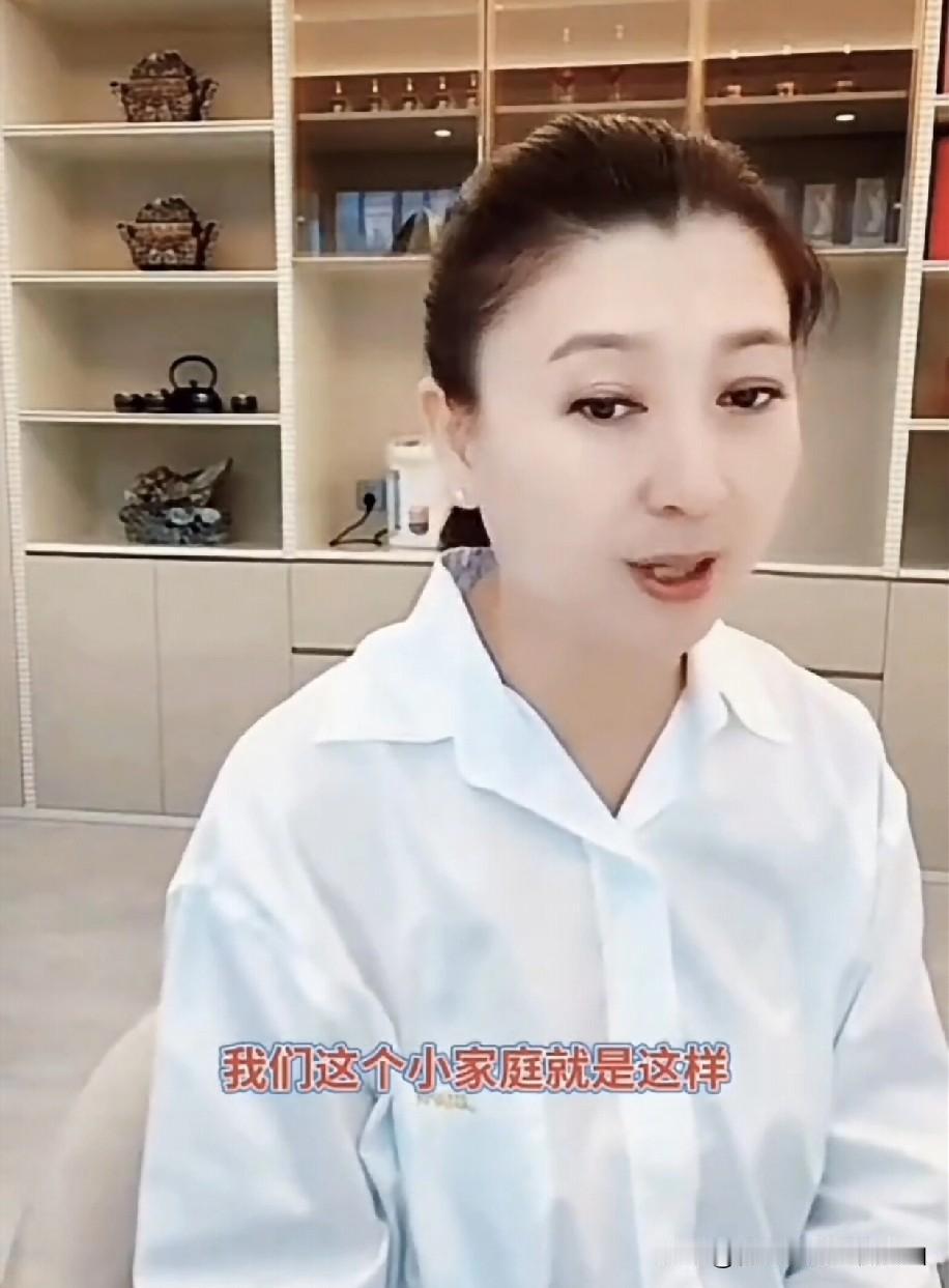 有人对闫学晶说：“您这小家庭可真厉害，是五好家庭吧，还是十好家庭呀？”闫学晶回应