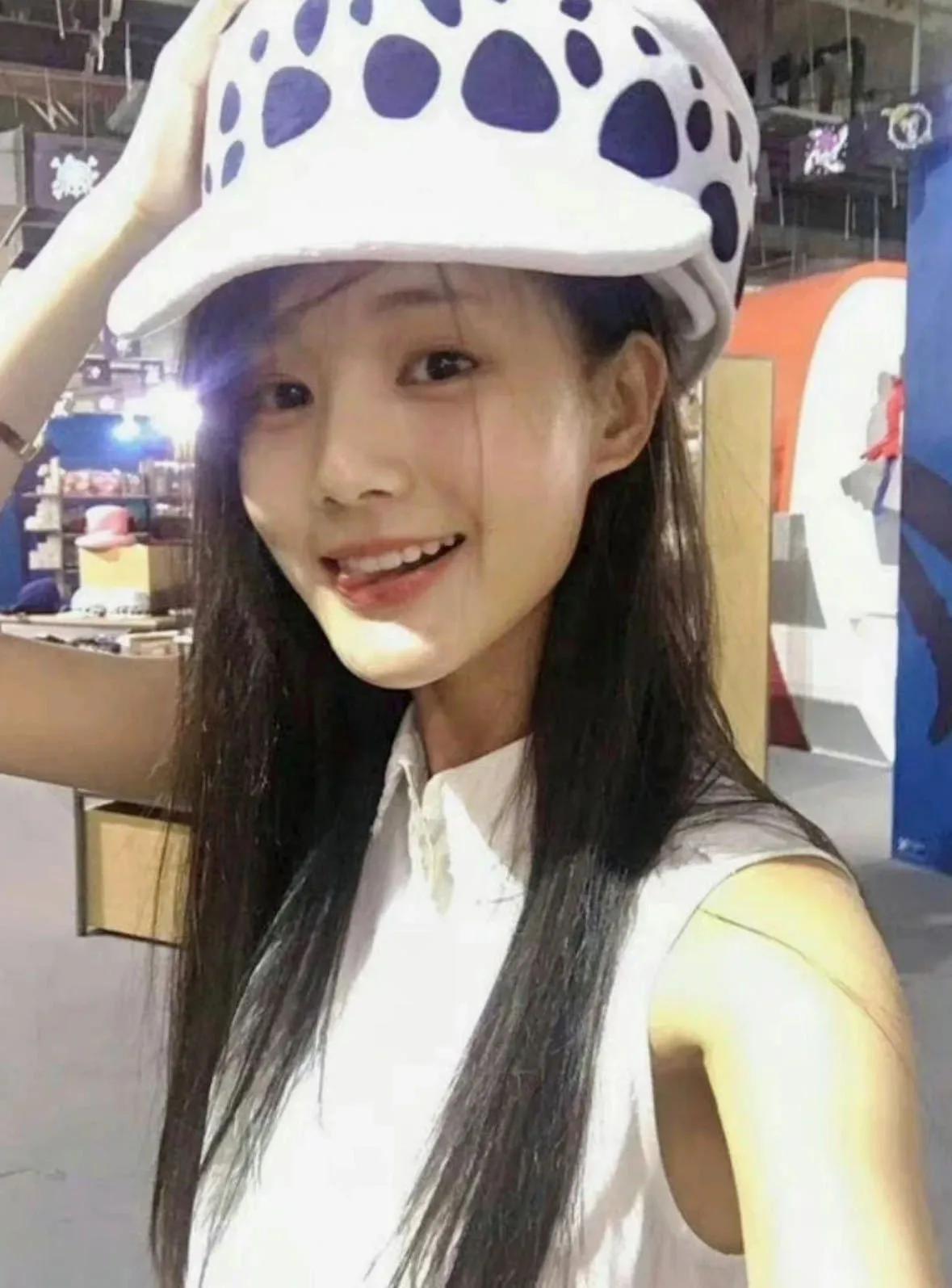 以后可别再说人家李一桐是资源咖了！

和刘宇宁的古装剧《书卷一梦》拿下了6月份冠