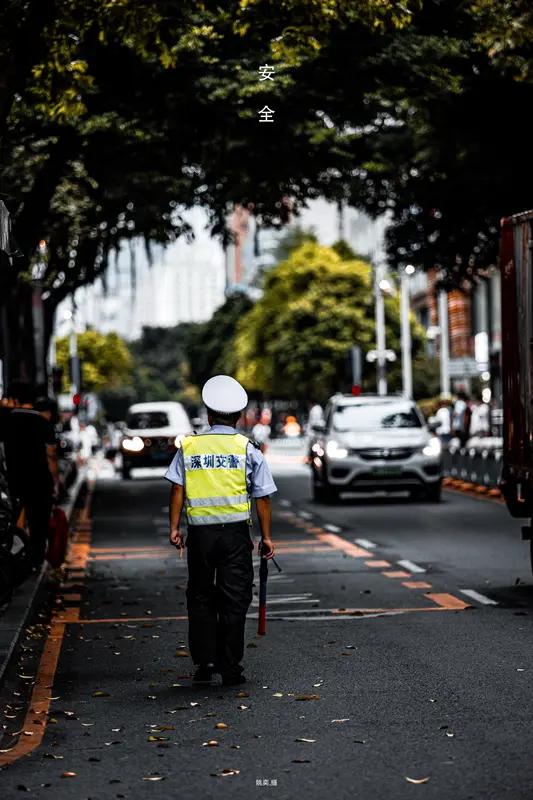 太懂这种纠结拧巴的感觉了！拿着安稳清闲的工作，心里却满是不甘的慌张 🫠
先讲句