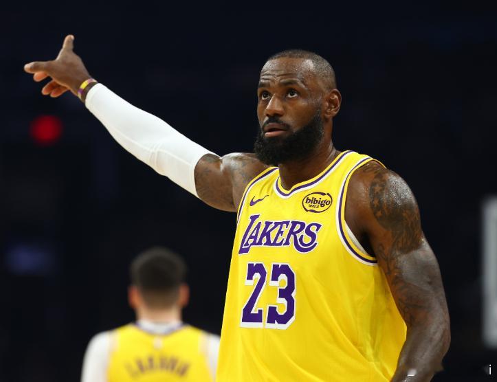 NBA常规赛，湖人上半场以68-53领先国王。上半场比赛，詹姆斯出战17分19秒