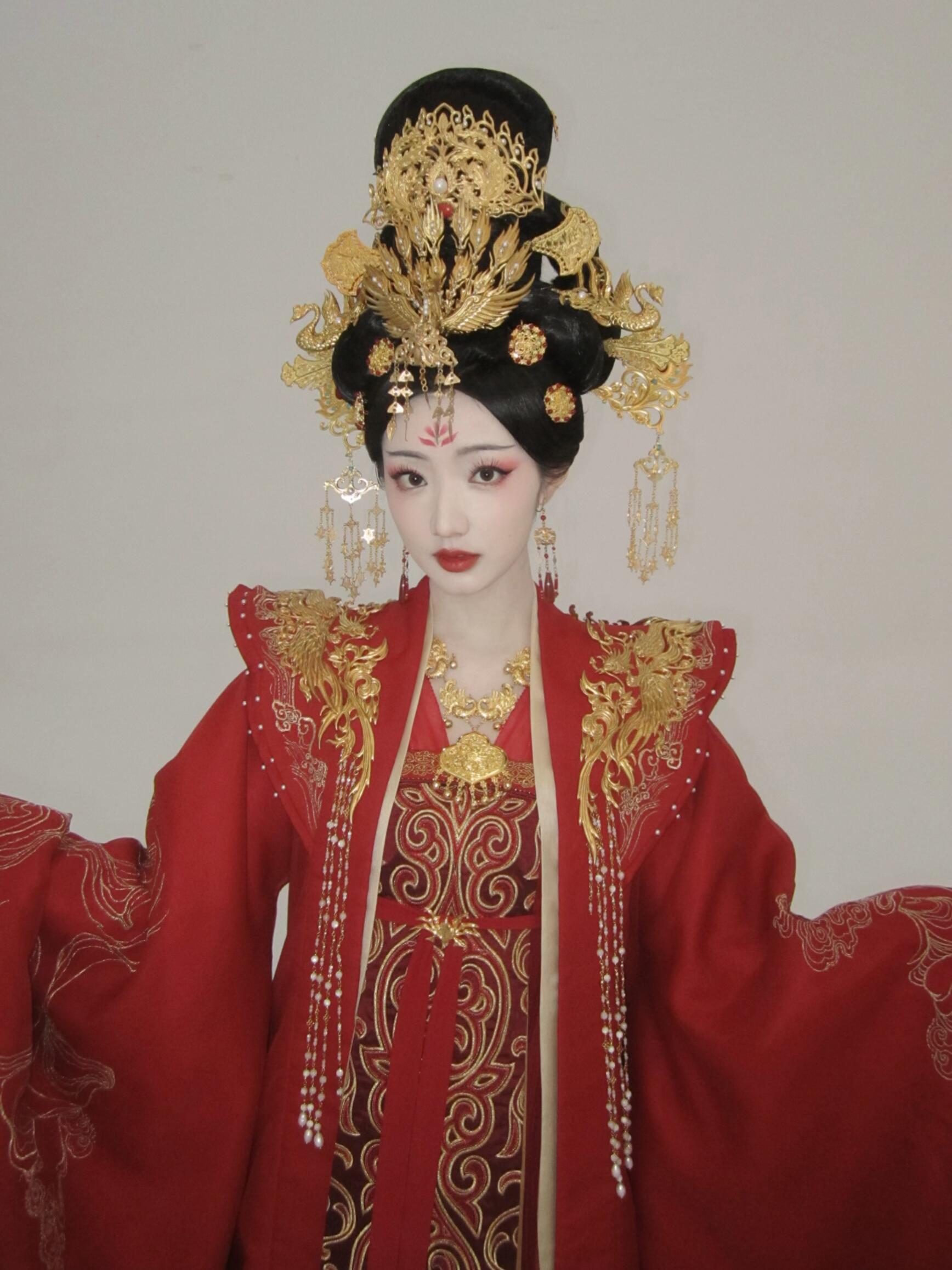 黄羿独闯天家不如成为天家盛世天下女帝篇黄羿片场造型惊艳十足！从清冷雅致的贵女，到