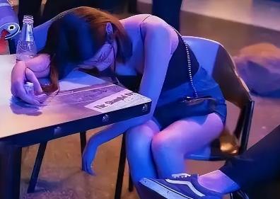 湖南长沙，女子在酒店房间醒来，发现自己与男同事赤裸地躺在一起。认为自己被男同事侵