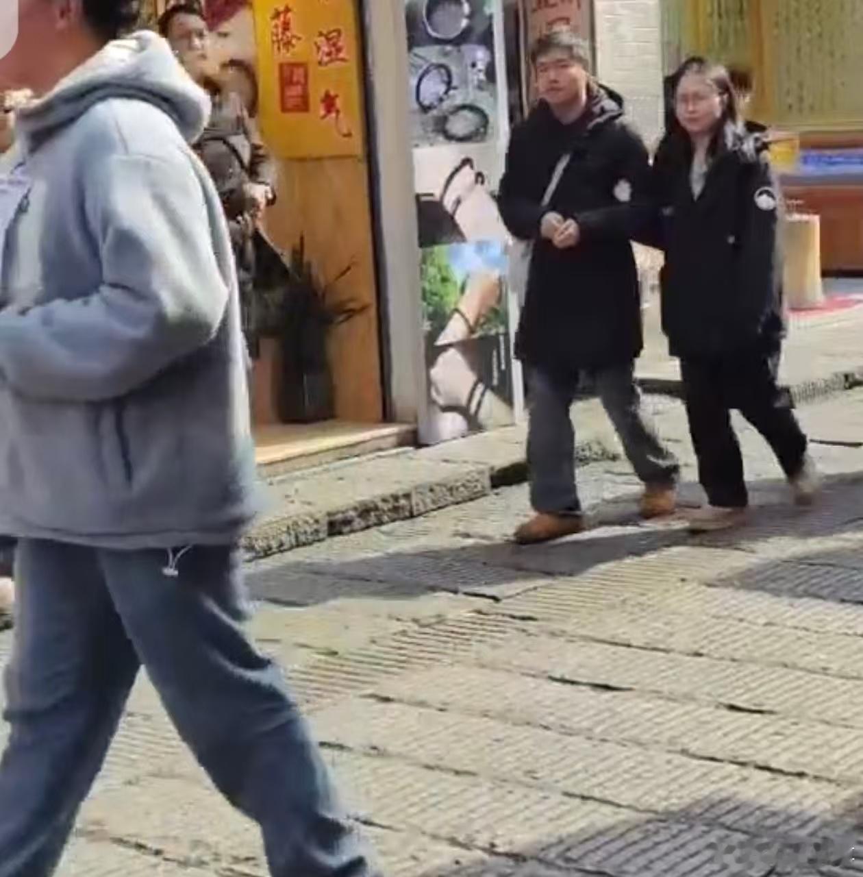 集卡现场太卷了！从亲戚到路人全被动员，这诱惑果然没人能拒绝。终于知道为啥有人能集