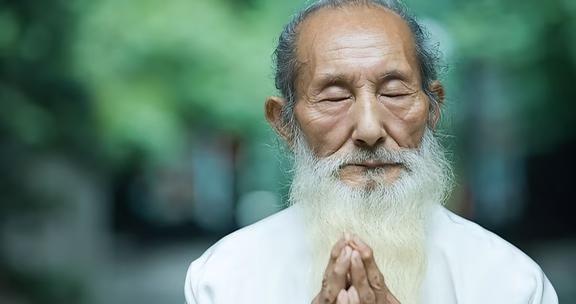 近日，北京一位 89 岁独居老人被困 27 楼，竟翻窗爬至 21 楼！保洁员和保