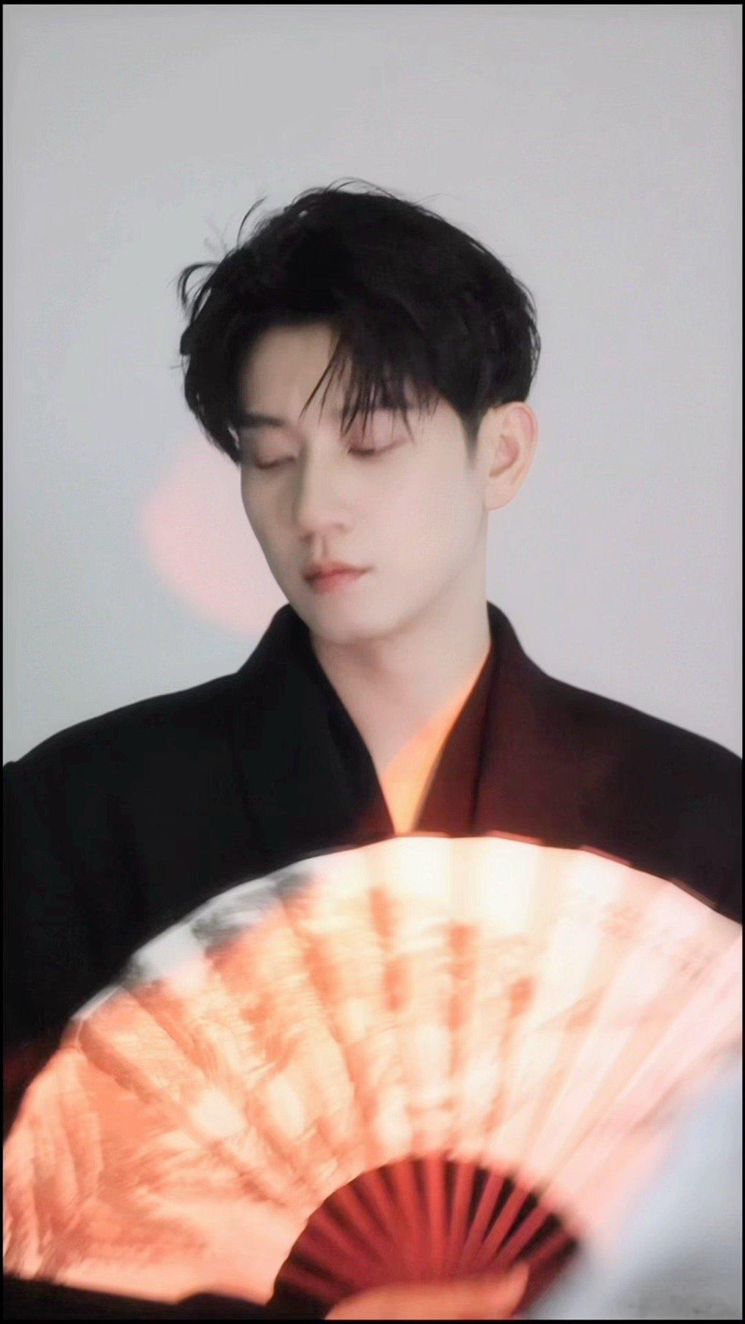 国风王子奇好权威 被王子奇的国风仪态惊艳到！肩颈无佝偻身姿挺拔，中式君子的大方刻