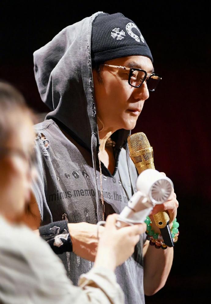 本来没觉得像，点开小酒窝合拍瞬间愣住，这眉眼气质真的撞脸，瞬间理解评论区一堆认错