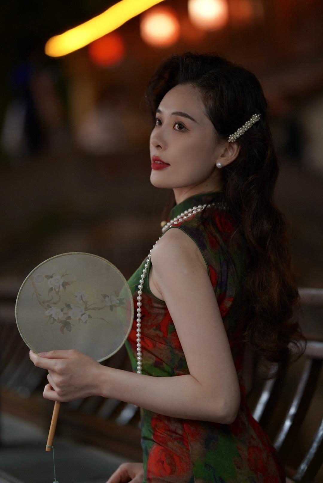 你撑把小纸伞，叹姻缘太婉转。