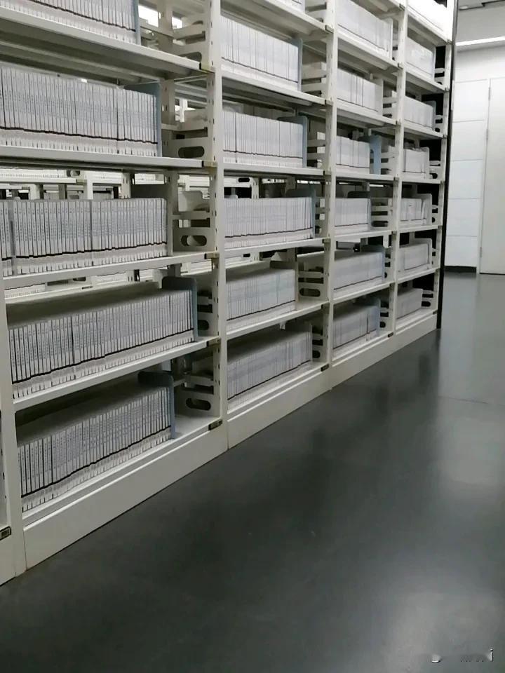 来到广州图书馆看书，简直是一场超棒的体验！它在花城广场，面向广州塔，是广州文化窗