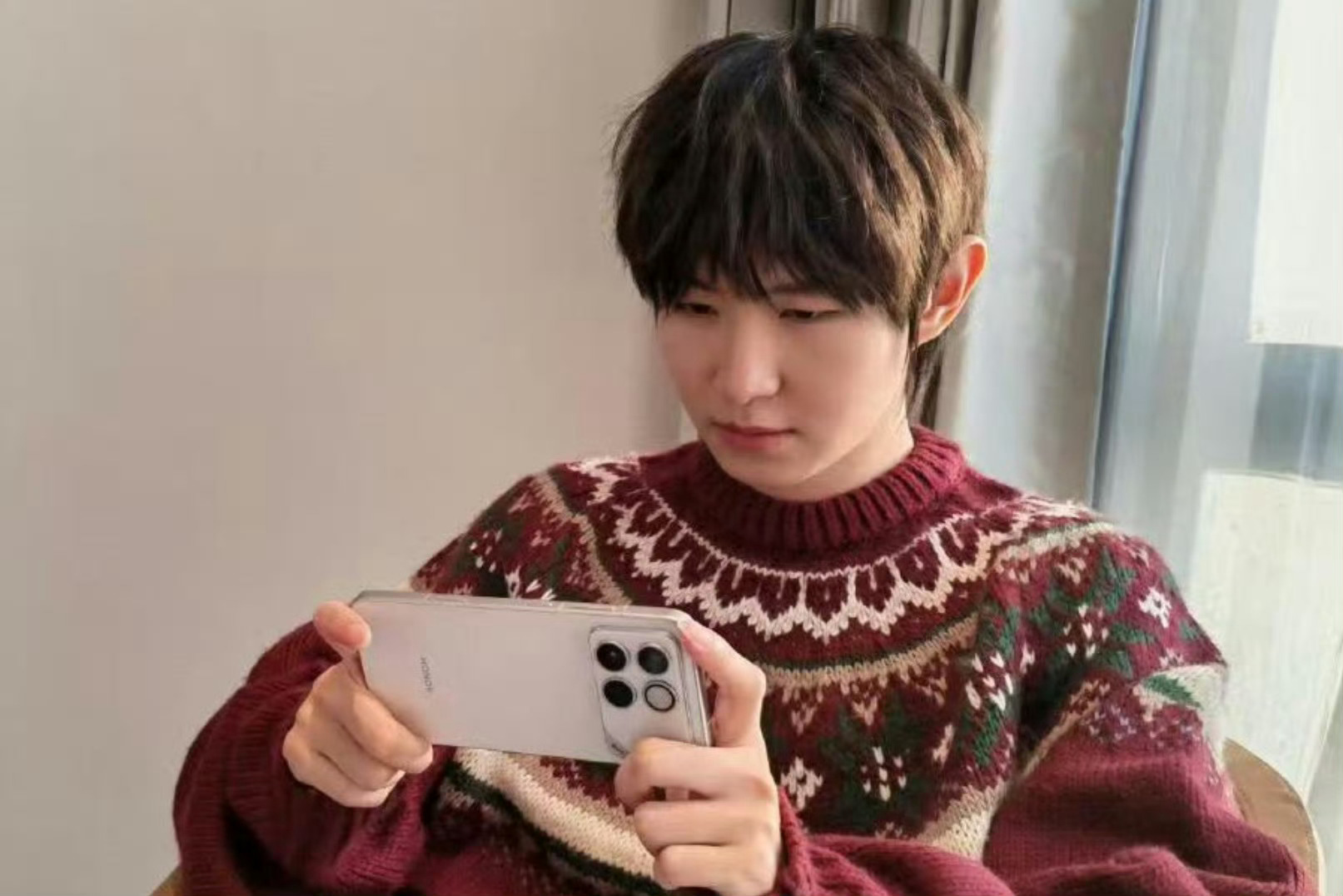 一诺手上这台，应该就是荣耀即将要发布的新手机了吧？好看吗？