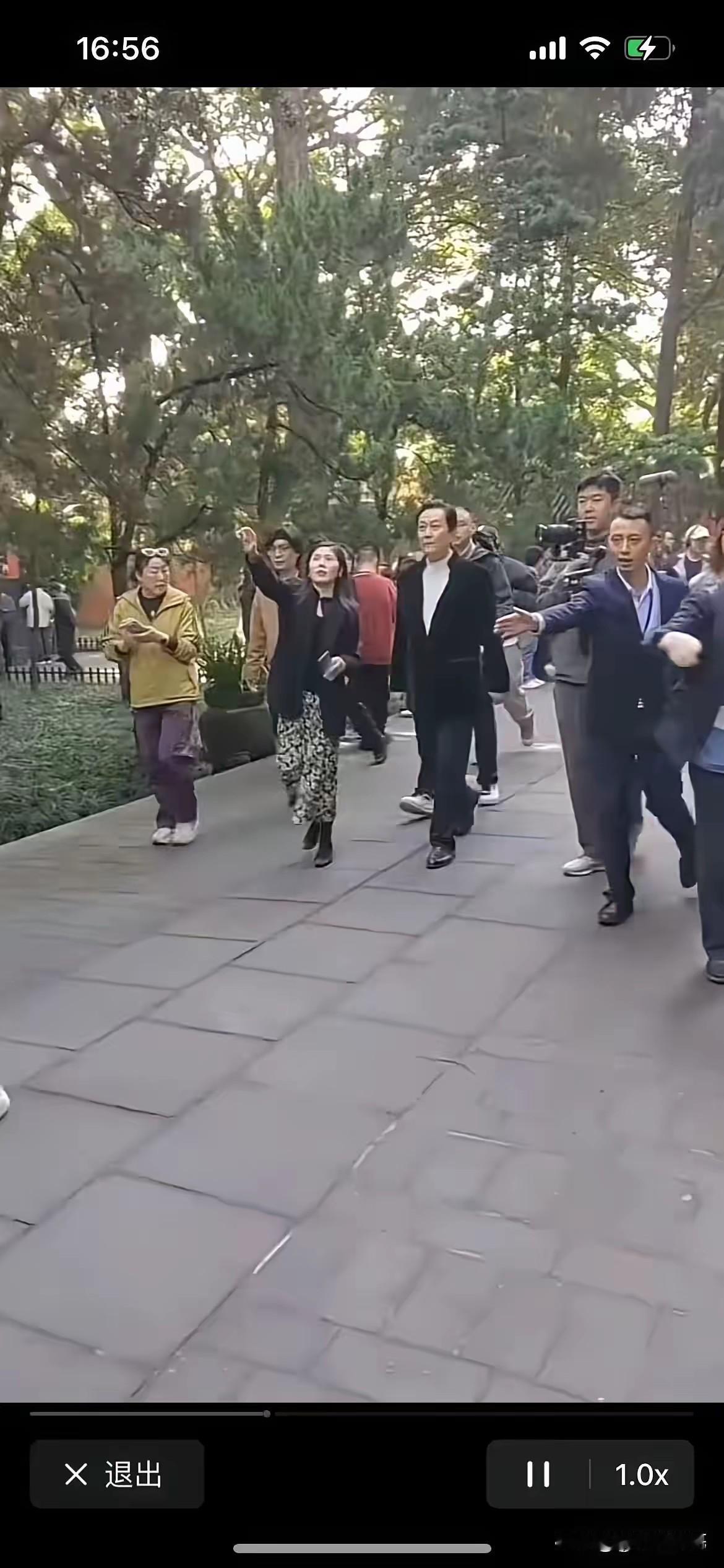 这人是谁啊？走个路前呼后拥的