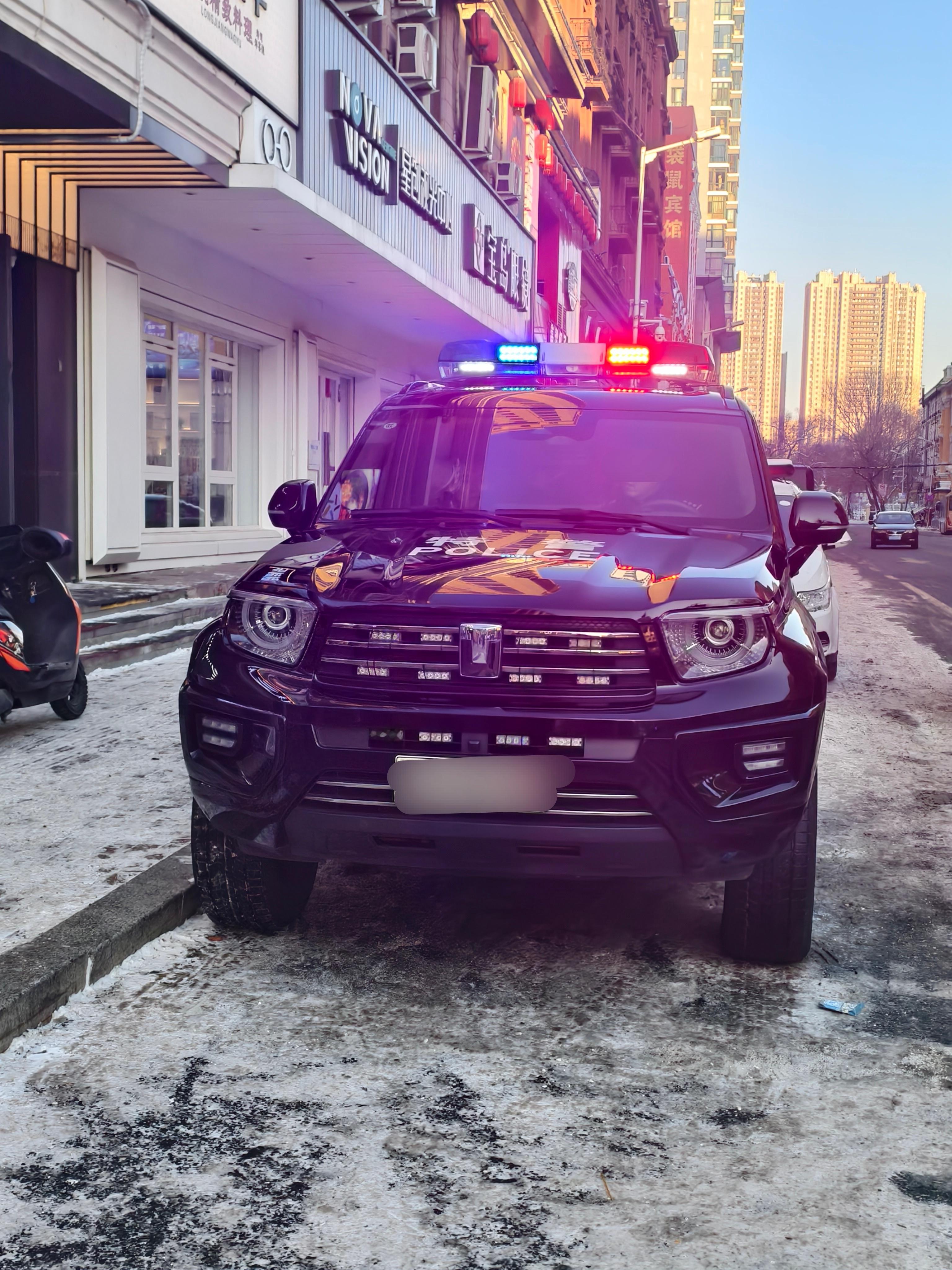 我在哈尔滨见到的特警车全是长城坦克，这个涂装真的很霸气
