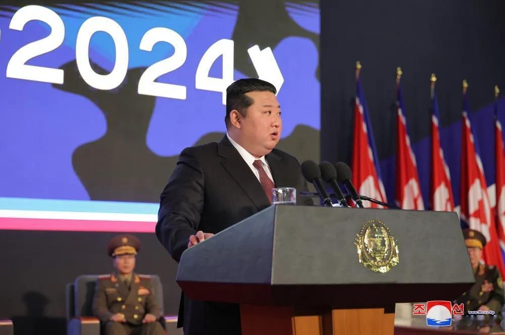 在平壤举行的2024武器展上，朝鲜领导人金正恩指责美国不断升级紧张局势和挑衅，称