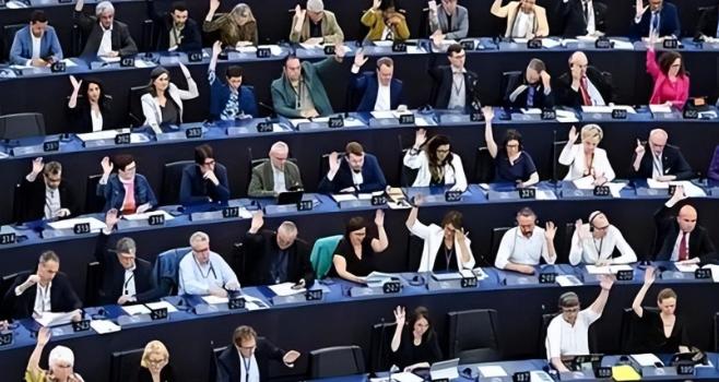 真是离了个大谱！就在昨天，欧洲议会居然上演了一出极其荒诞的政治闹剧，503票赞成