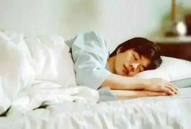 夜半无眠：与自己的身心和解

诸位朋友，今儿咱们单说一桩发生在深夜卧室里的“孤独