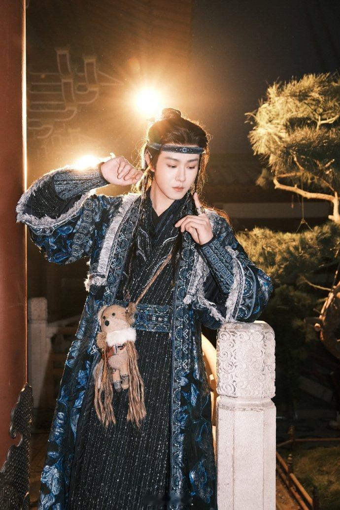 田嘉瑞发了露芜衣的晦月 田嘉瑞发了露芜衣的晦月照片！是被黑暗笼罩的看不见月亮，还