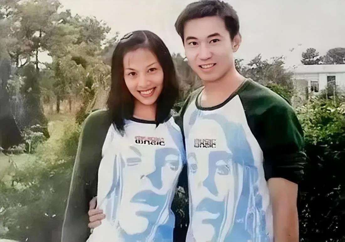 2006年，航天员王亚平和丈夫赵鹏，一张罕见的留影，照片中的他们郎才女貌，让人羡