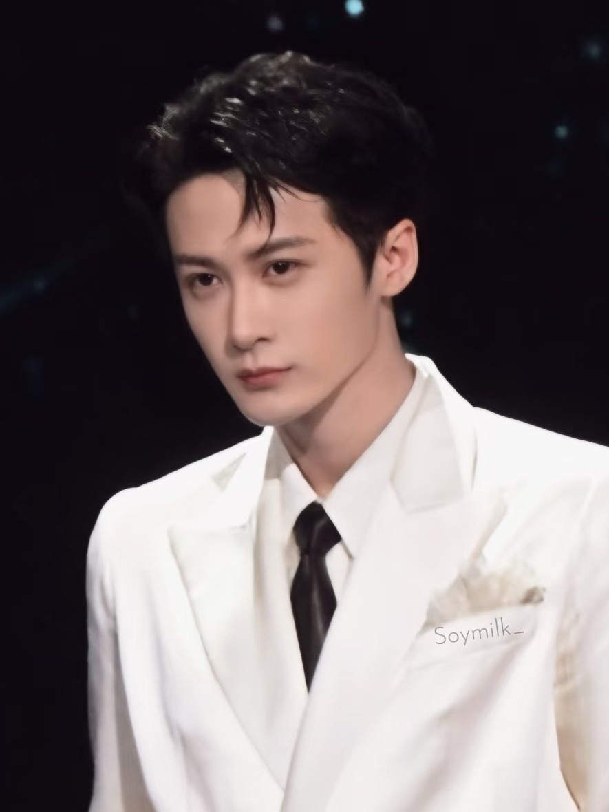 我真的许愿下辈子也有这样的面部折叠度，照了一下镜子感觉自己的脸完全就是扁平的