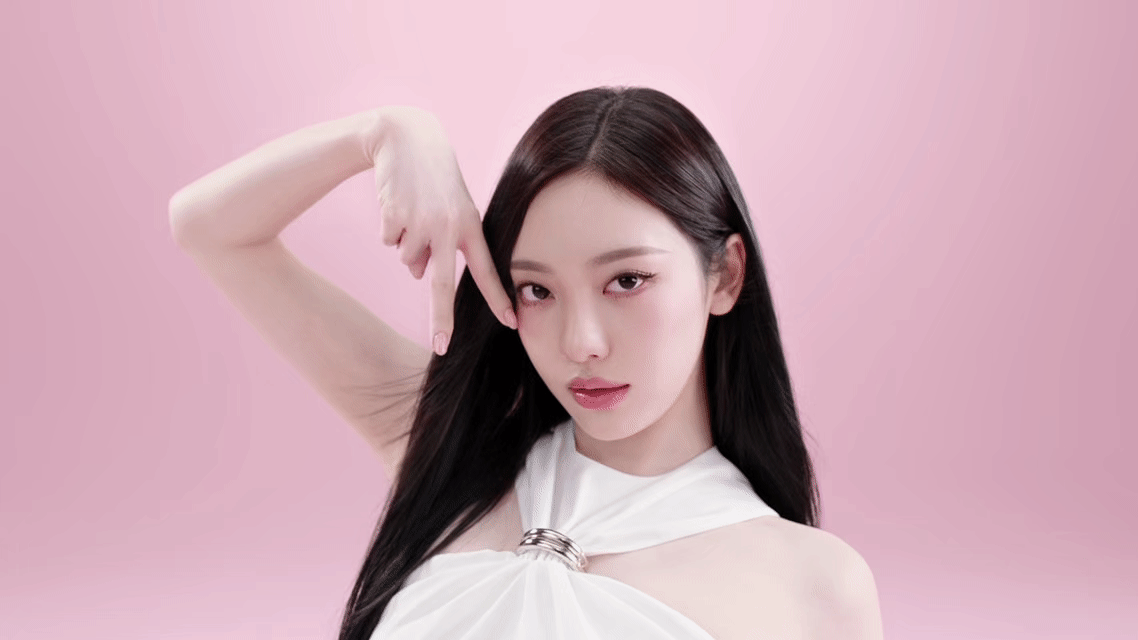 宁宁新代言+1！欢迎宁艺卓以品牌新生代言人的身份加入伊丽莎白雅顿大家庭，跟随舞台