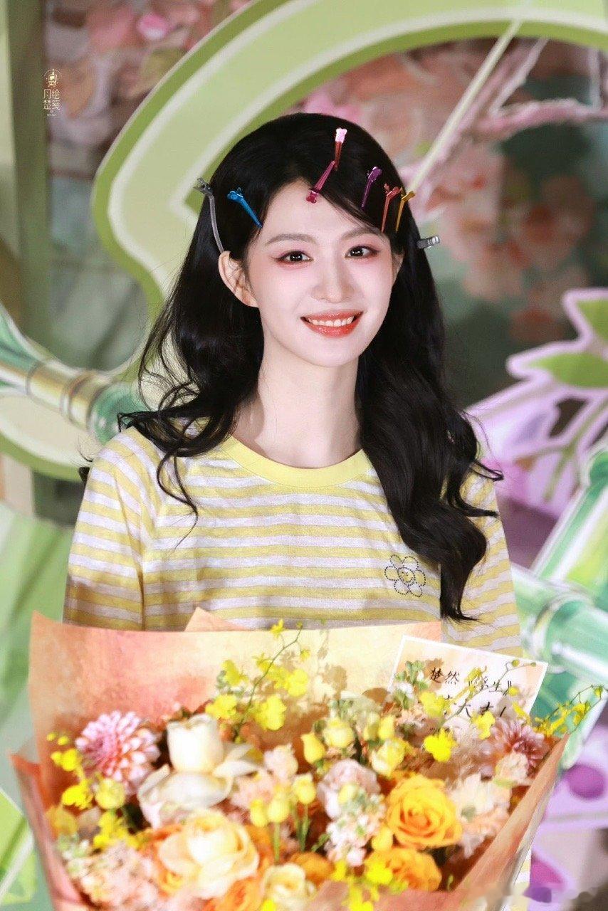 王楚然亲手送粉丝玫瑰花王楚然亲手给粉丝送玫瑰花王楚然你太好了