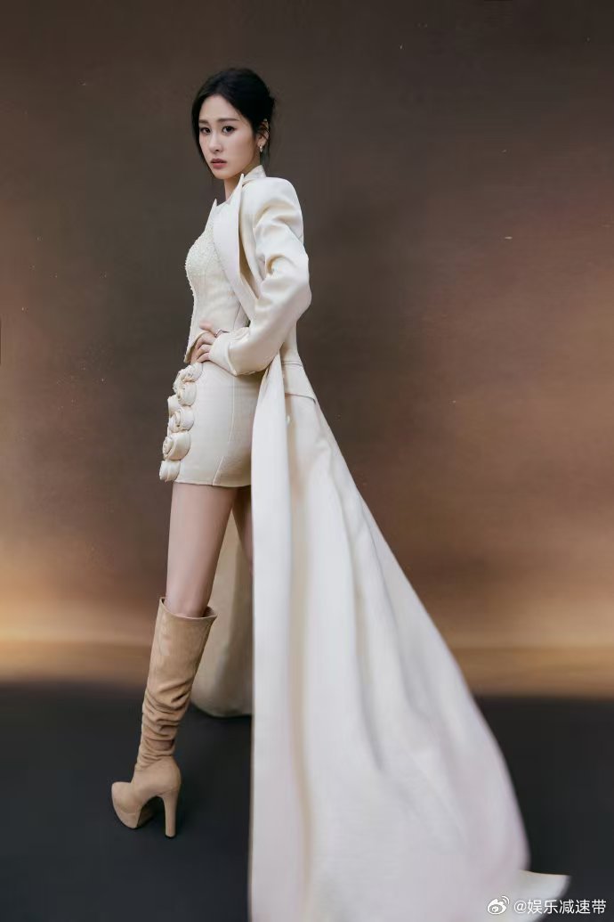 张碧晨裙子上有43朵玫瑰 张碧晨这身穿搭绝绝子！米色廓形礼服搭配43朵香槟玫瑰，