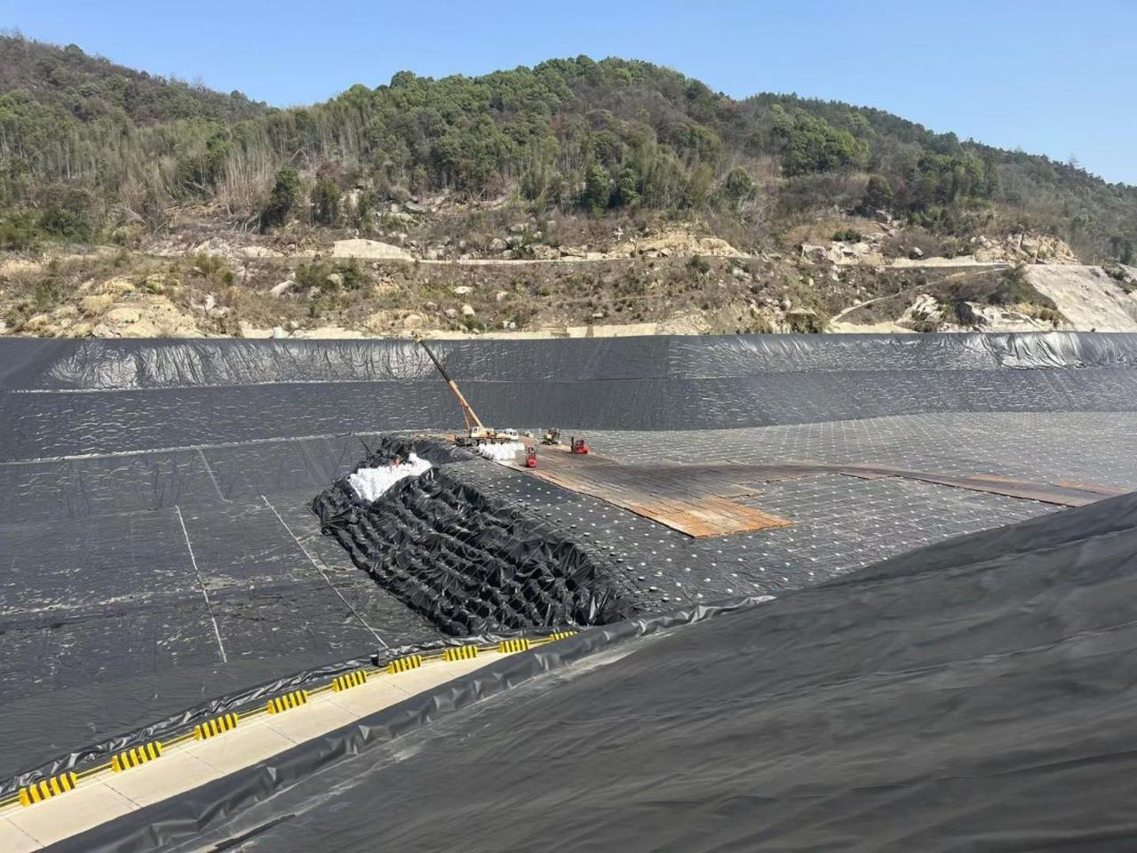 垃圾填埋场施工三大痛：
老板怕渗漏、监理怕返工、地球怕被"腌入味"！
而我们的土