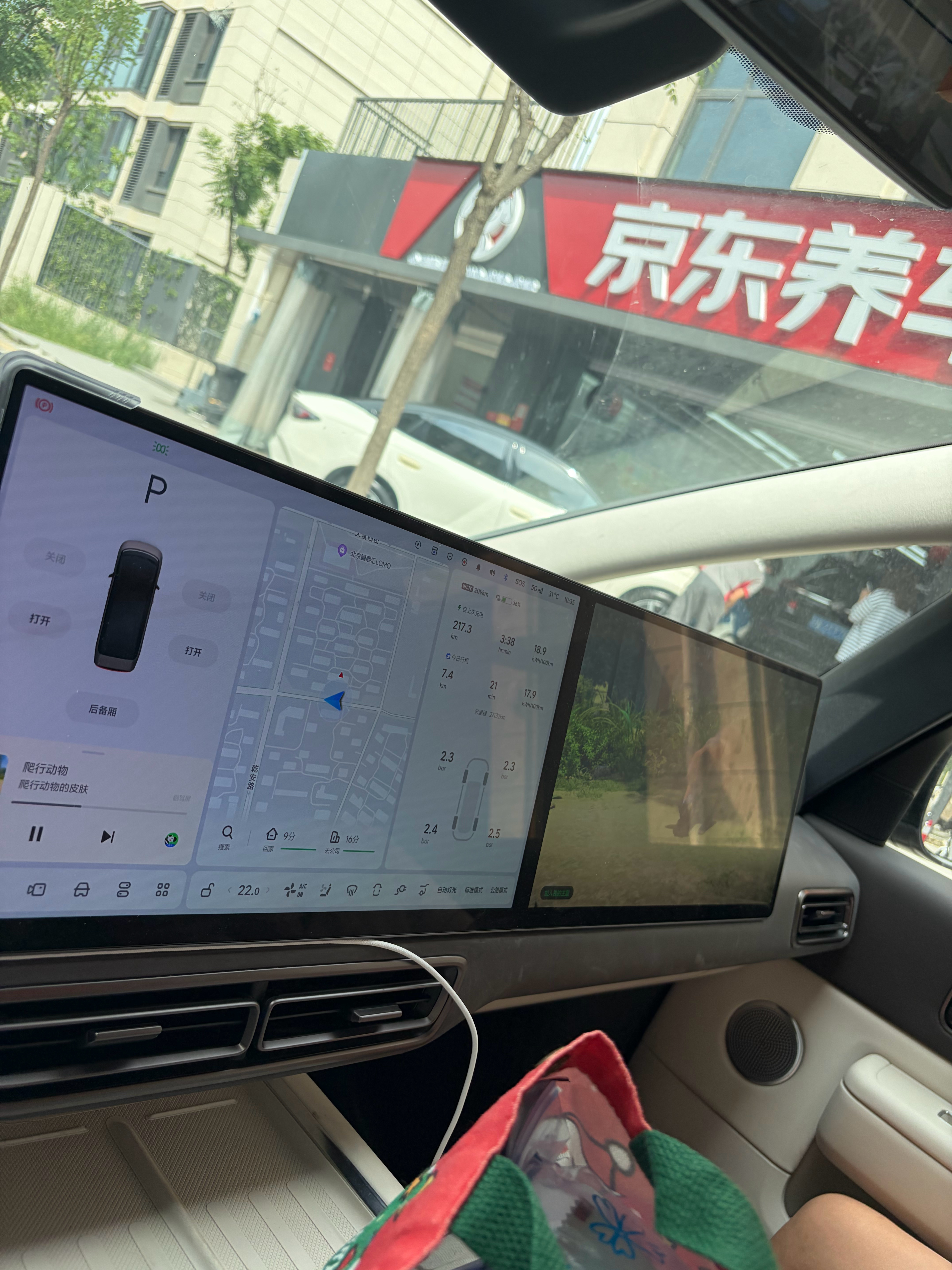 家里这两台车，我不洗，就一直埋汰着，都皴了 