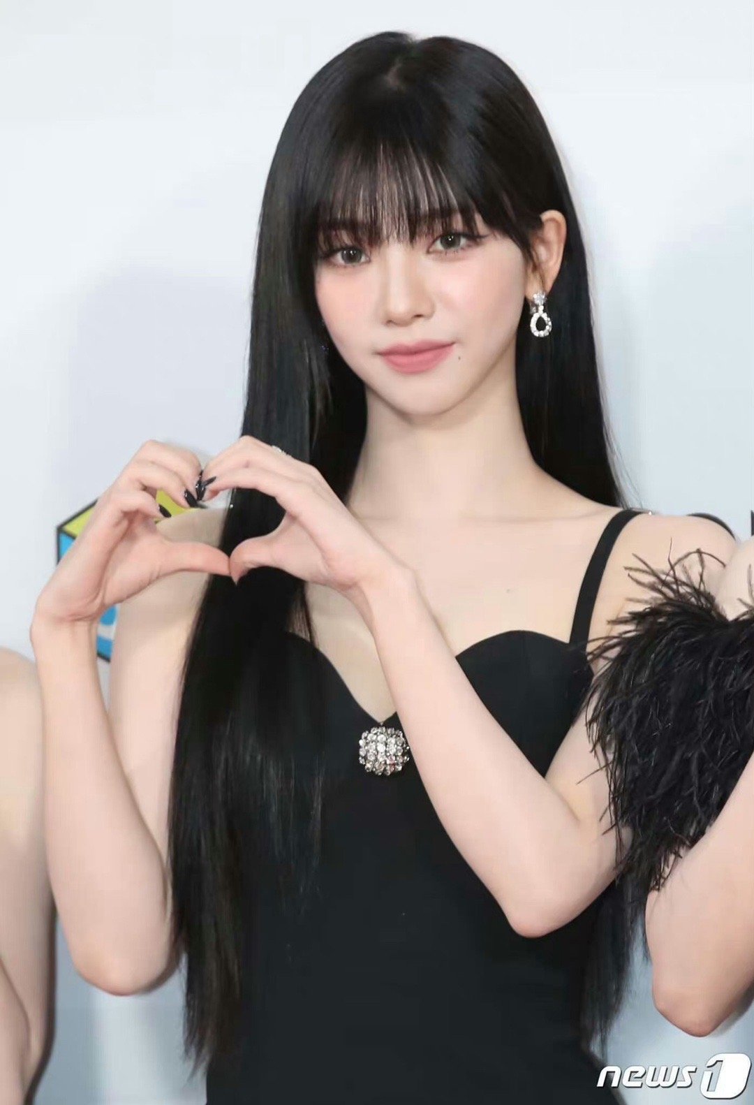 #柳智敏[超话]#💞 #aespa黑裙造型# 💕#2023tma红毯#  无