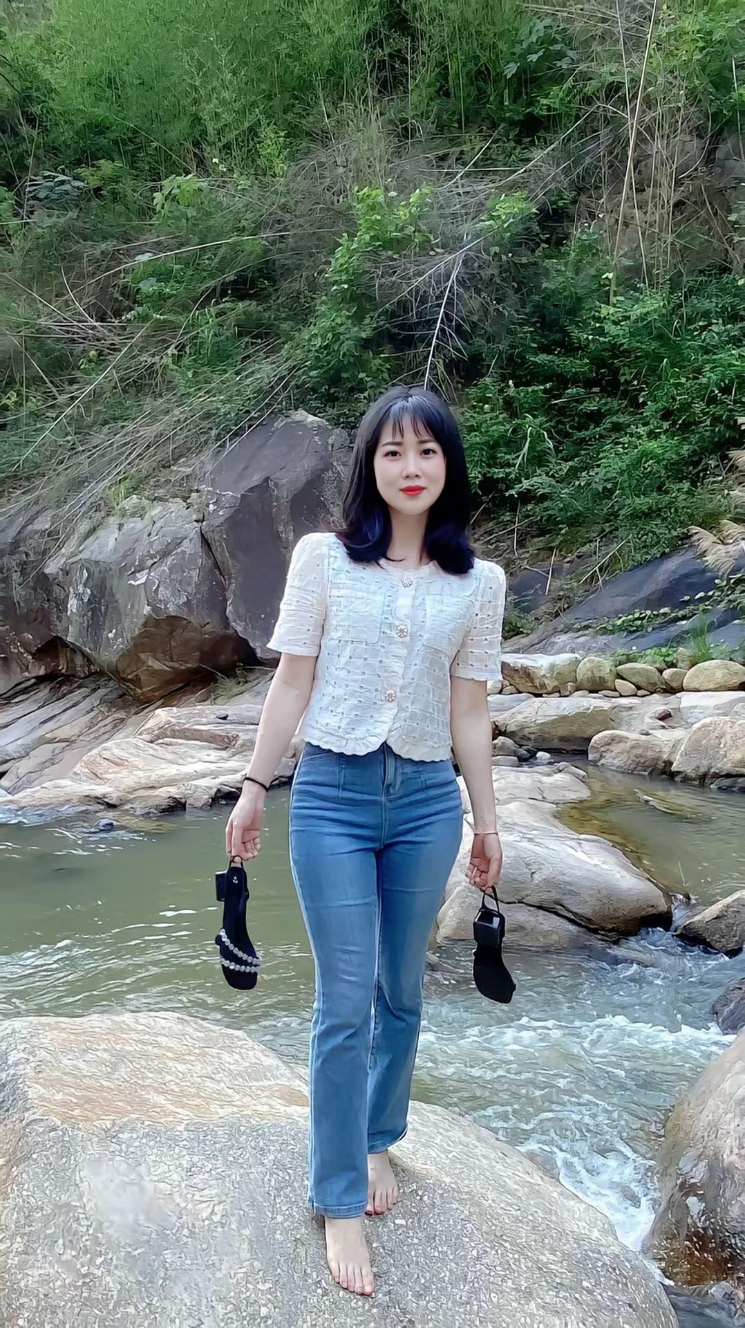 对2025轻声说“承蒙关照”，向2026招手道“请多指教”