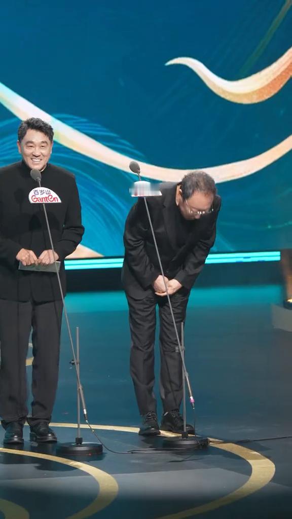 大家好，我是演员倪大红。大家好，我是演员何冰。很荣幸能和倪大红老师一起。