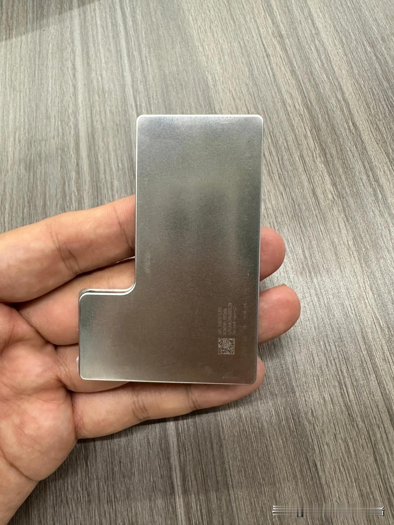 苹果iPhone 16电池🔋曝光～
外壳采用金属材质，据预测是不锈钢材质～也只