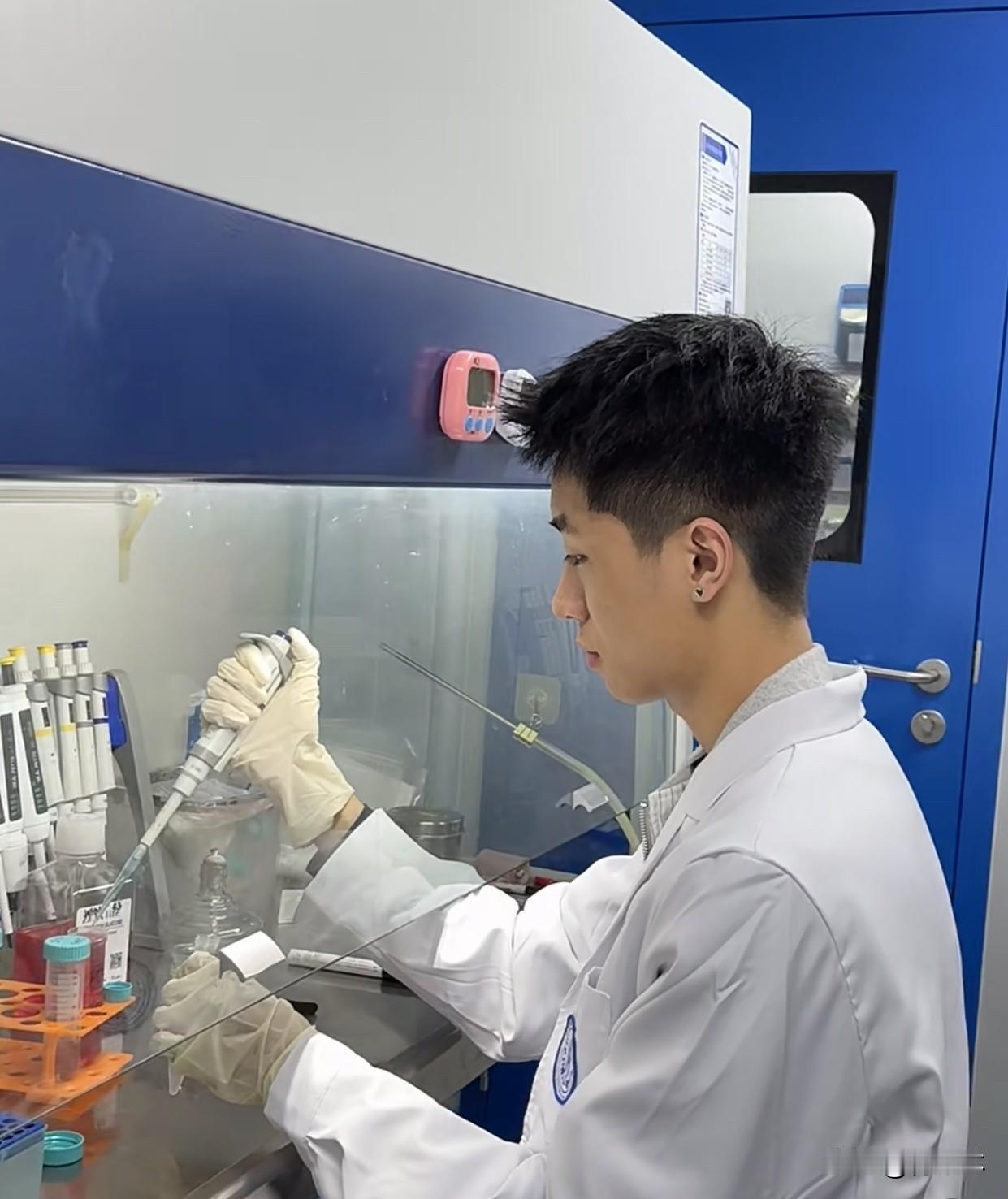 你支持加大对科研人员的奖励吗我非常支持提高科研人员的奖励。科研工作周期长、压力大