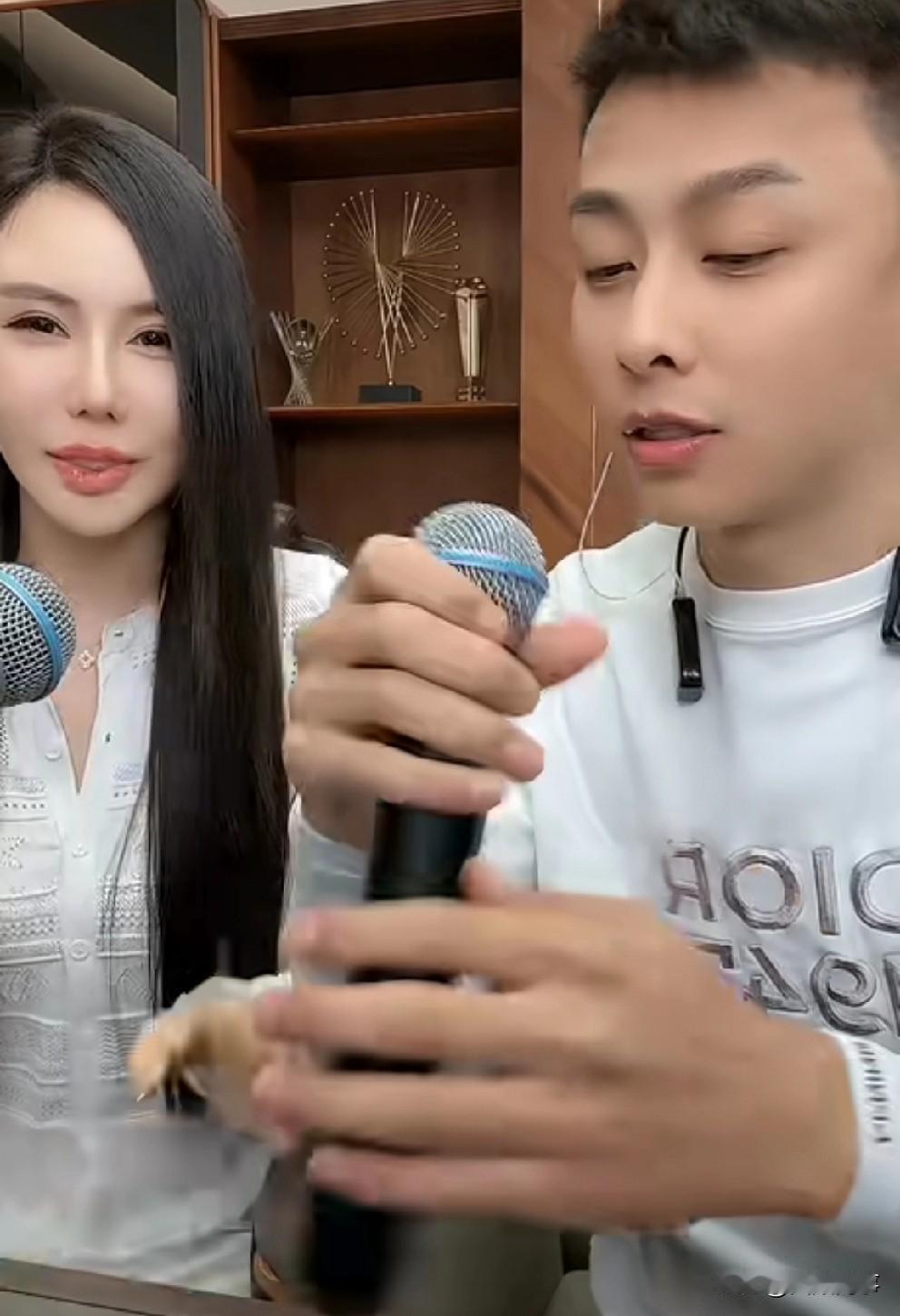 洋洋洋训斥媳妇卖货反复介绍，被Hei粉钻空子。

         洋洋洋呵斥正