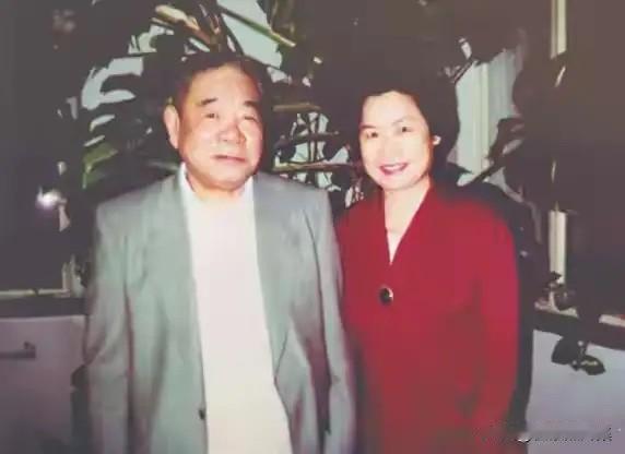 晚年时期的，原武汉市委书记，市长黎智同志（左）与夫人赵慧（右）的合影。黎智原名闻