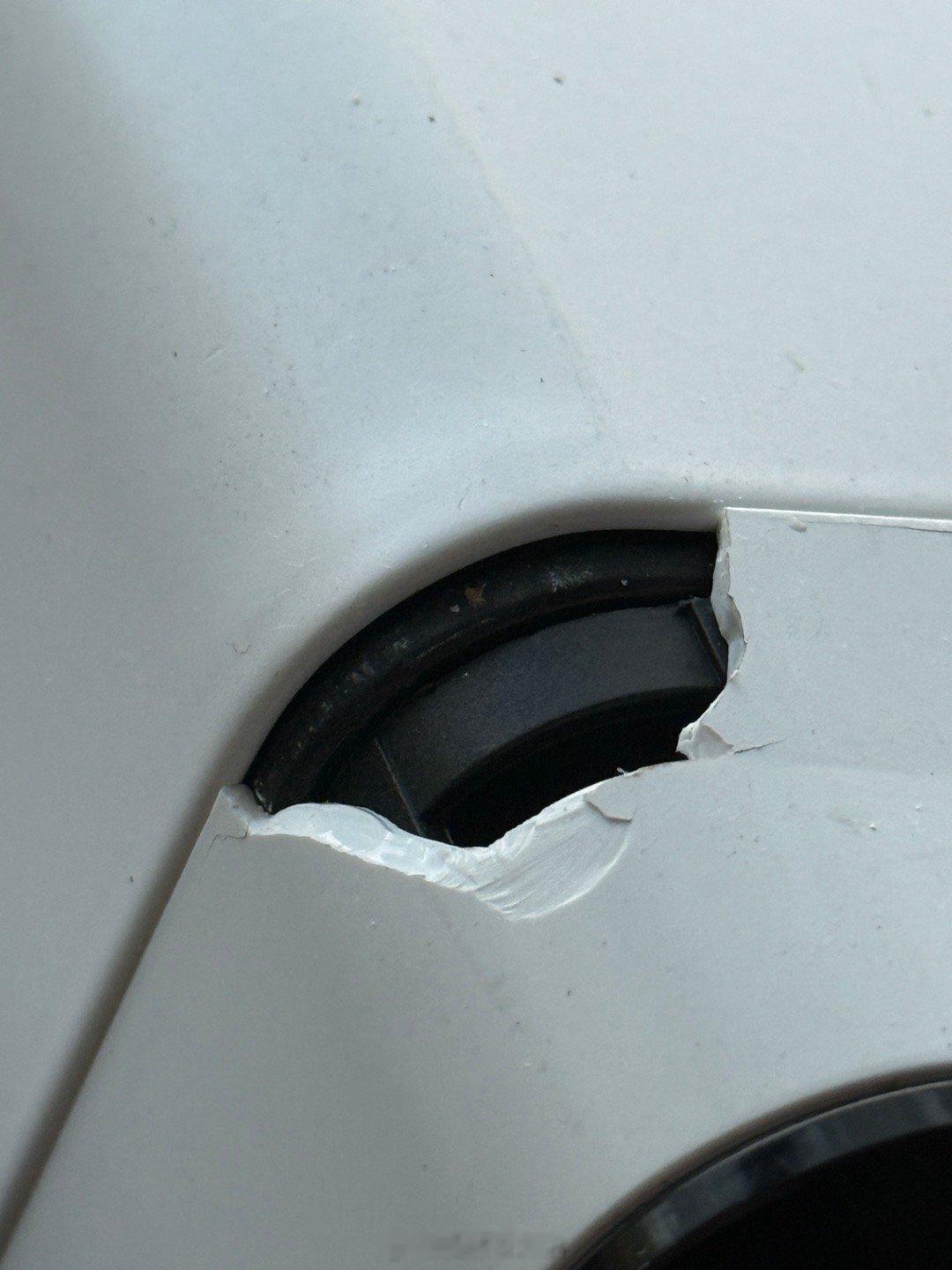 这方太电蒸锅也太不经用了。才用两年半时间，门上面一个角就崩了。一块塑料掉下来。 