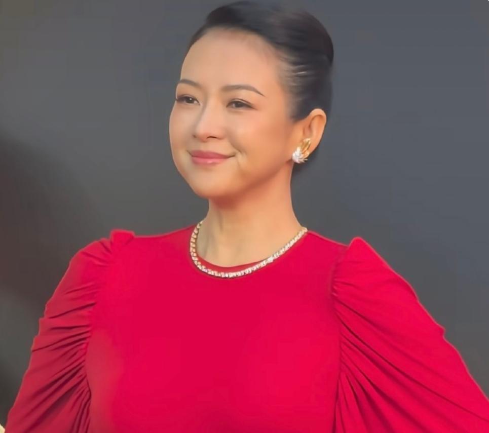 章子怡的脸又上热搜了。
章子怡一身红衣参加CMG电影盛典，挽着高发髻，宽大的蝴蝶