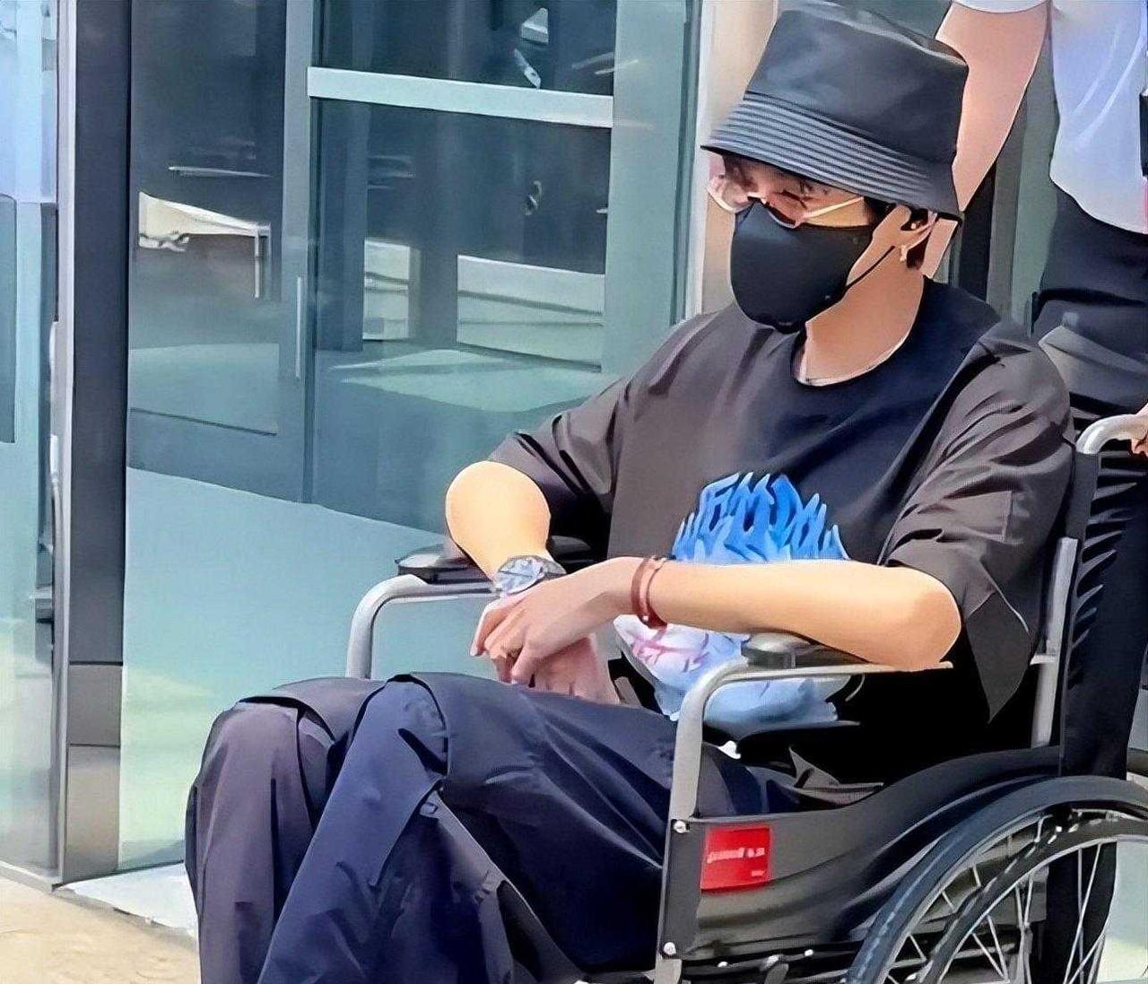 6.29亿债务压身，张若昀轮椅出行，网友直言走张铁林老路
张若昀受父亲牵连背负6