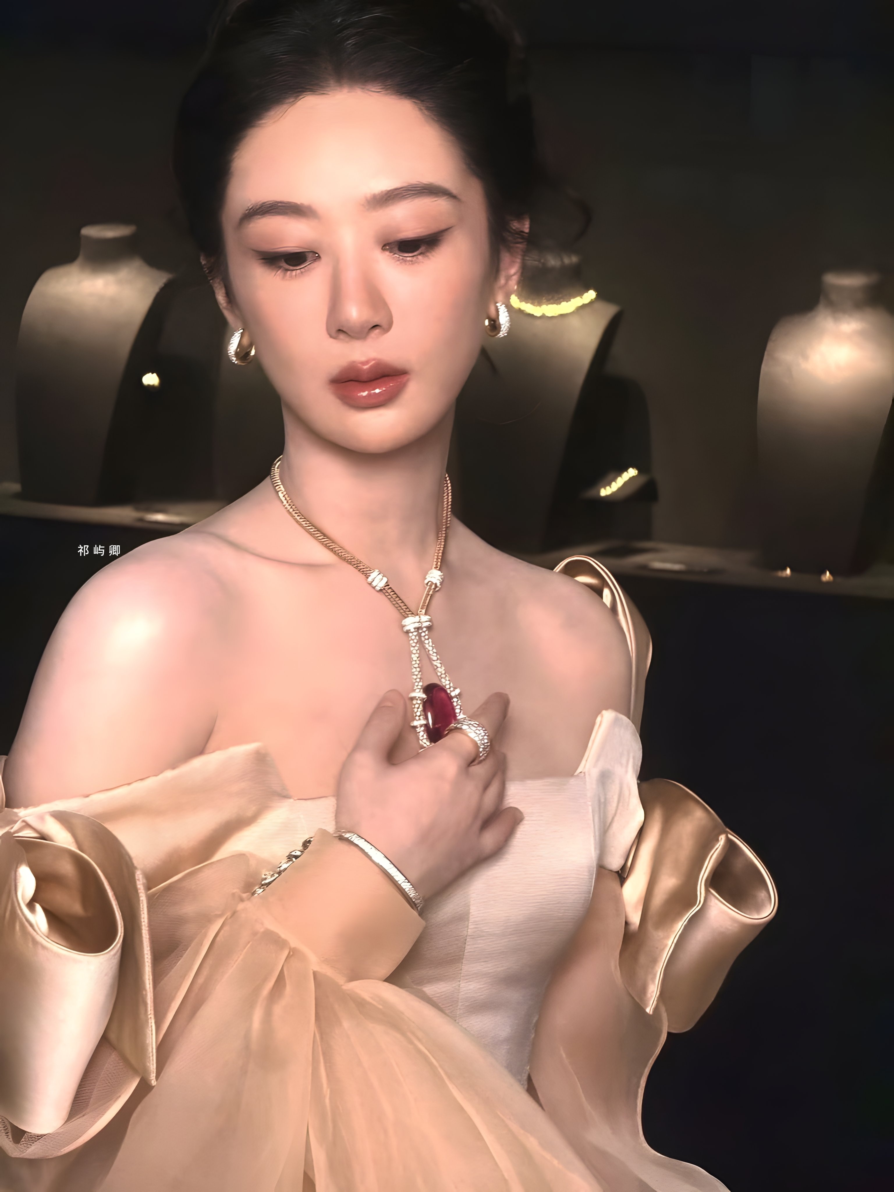 杨紫杨紫蝴蝶结泡泡袖高定 地母 自修