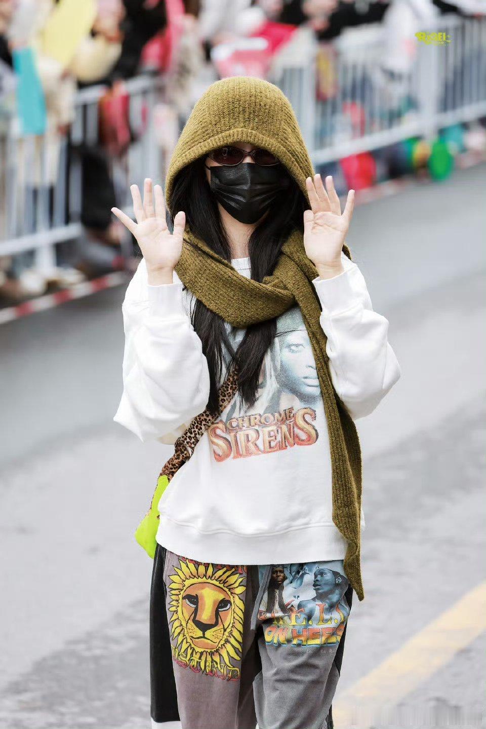 虞书欣今天云初令上班路透，造型挺特别 这个超萌的