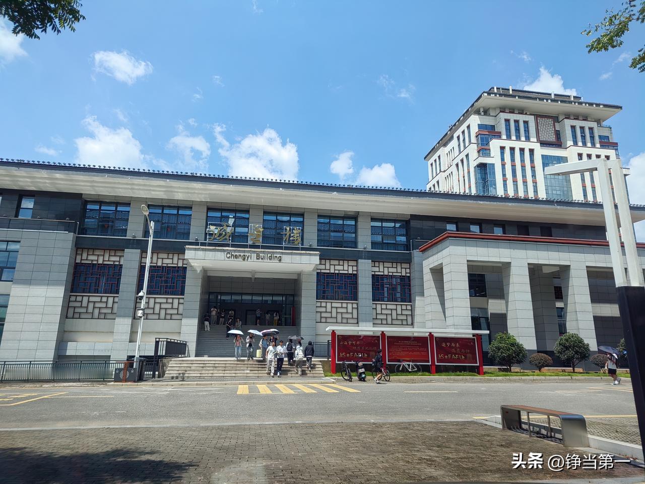 人生就是如长途汽车旅行，
在同一车上的人有你的家人，
亲戚、朋友、同学、等等，