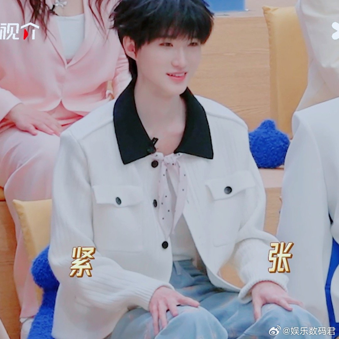 黄朔怎么混进已婚圈里了  谢依霖负责精准点评，梁汉文负责搞笑改口，黄朔负责全程淡